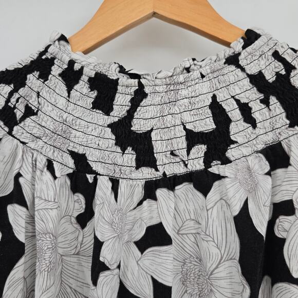 Crown & Ivy Women's Smock Neckline Flutter Sleeve Blouse Black White Size XXL - Picture 3 of 10